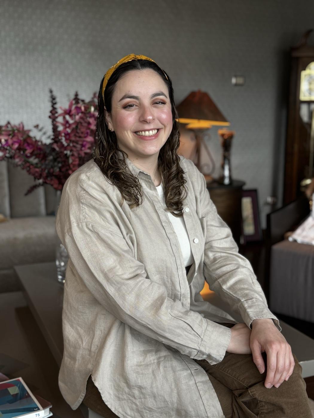 Alejandra Pérez sonriendo en un ambiente cálido