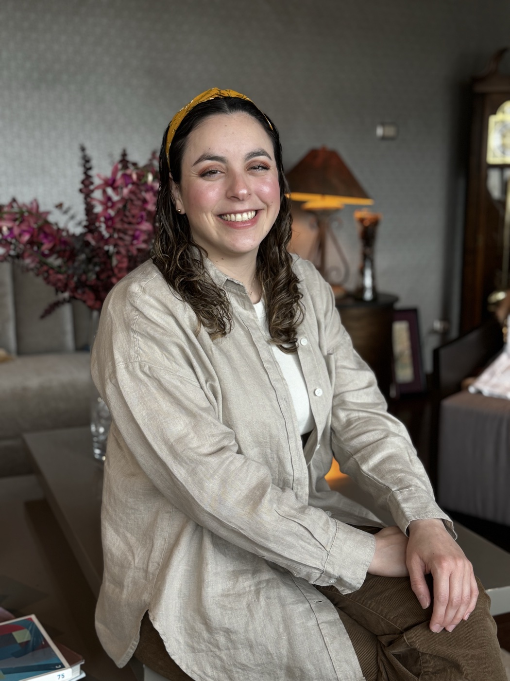 Alejandra Pérez sonriendo en un ambiente cálido